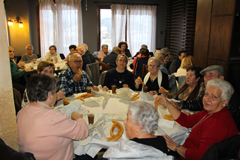 La Tercera Edad da la bienvenida a la Navidad con una merienda